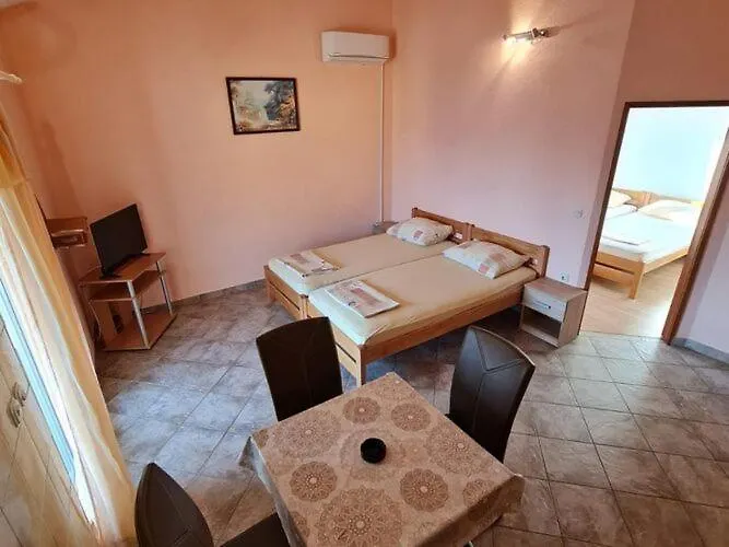 דירה Robi - One Bedroom With Terrace